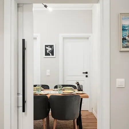 Brand New 2 Bdr Luxury In Centre Apartamento