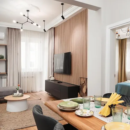 Brand New 2 Bdr Luxury In Centre Apartment *